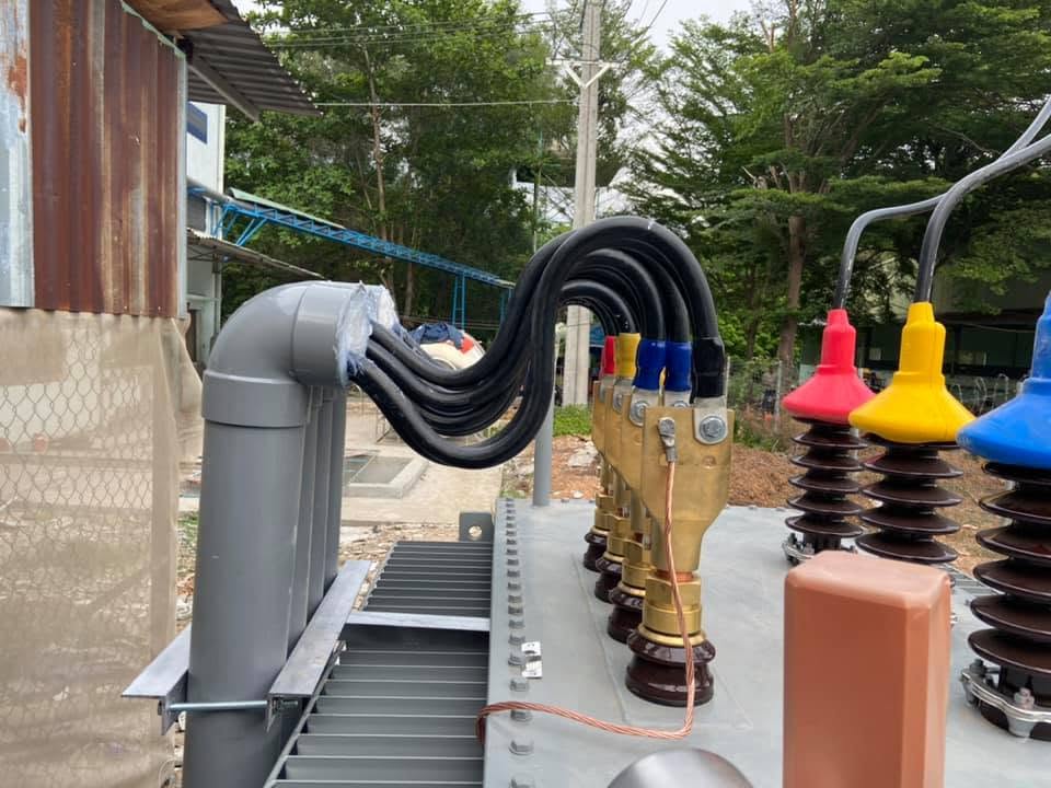 Các yếu tố thiết kế trạm biến áp gồm tính toán phụ tải, lựa chọn máy biến áp, bố trí thiết bị và giải pháp bảo vệ.