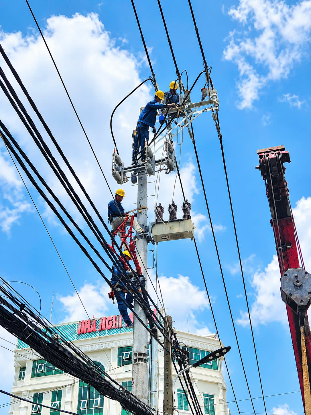 Công ty xây lắp điện Thiên Ân thi công hệ thống điện cho nhà máy, nhà xưởng, kho hàng và công trình thương mại.