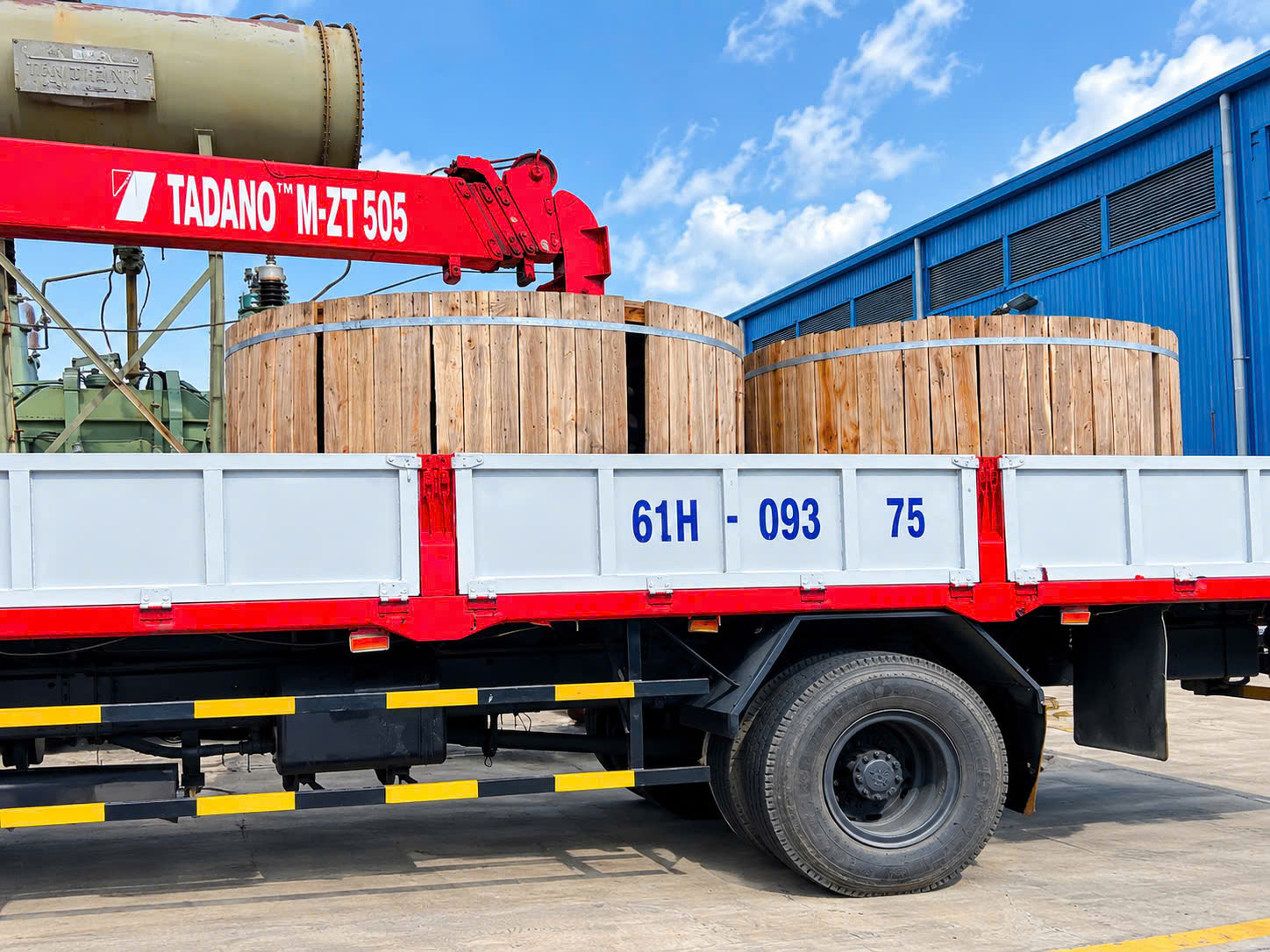 Công suất máy biến áp được lựa chọn dựa trên nhu cầu phụ tải của nhà xưởng