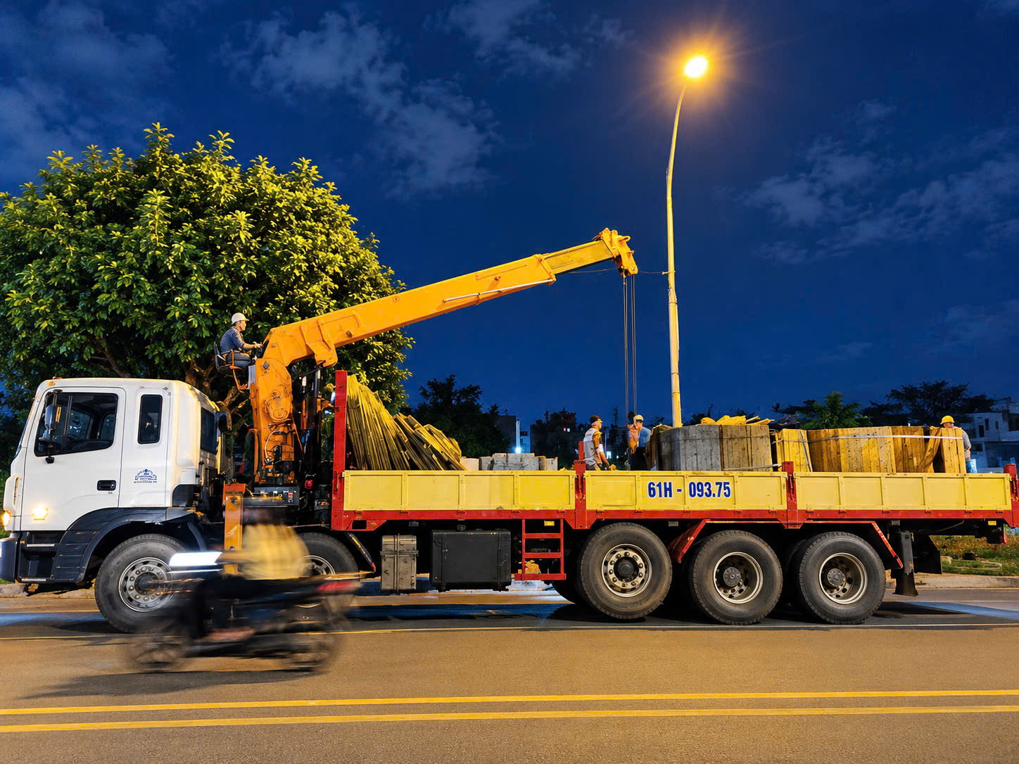 Lắp đặt máy biến áp và đấu nối hệ thống điện nhà xưởng