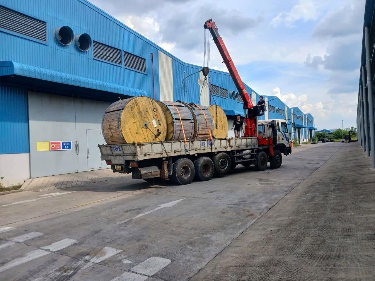 Quy trình lắp đặt đầu cáp trung thế gồm kiểm tra cáp, xử lý đầu cáp, lắp phụ kiện, kết nối đầu cos và kiểm tra trước khi vận hành.